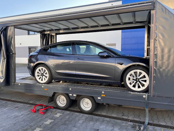 Tesla Fahrzeuglieferung auf Transporter