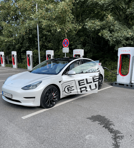 TransConcept Tesla an Supercharger